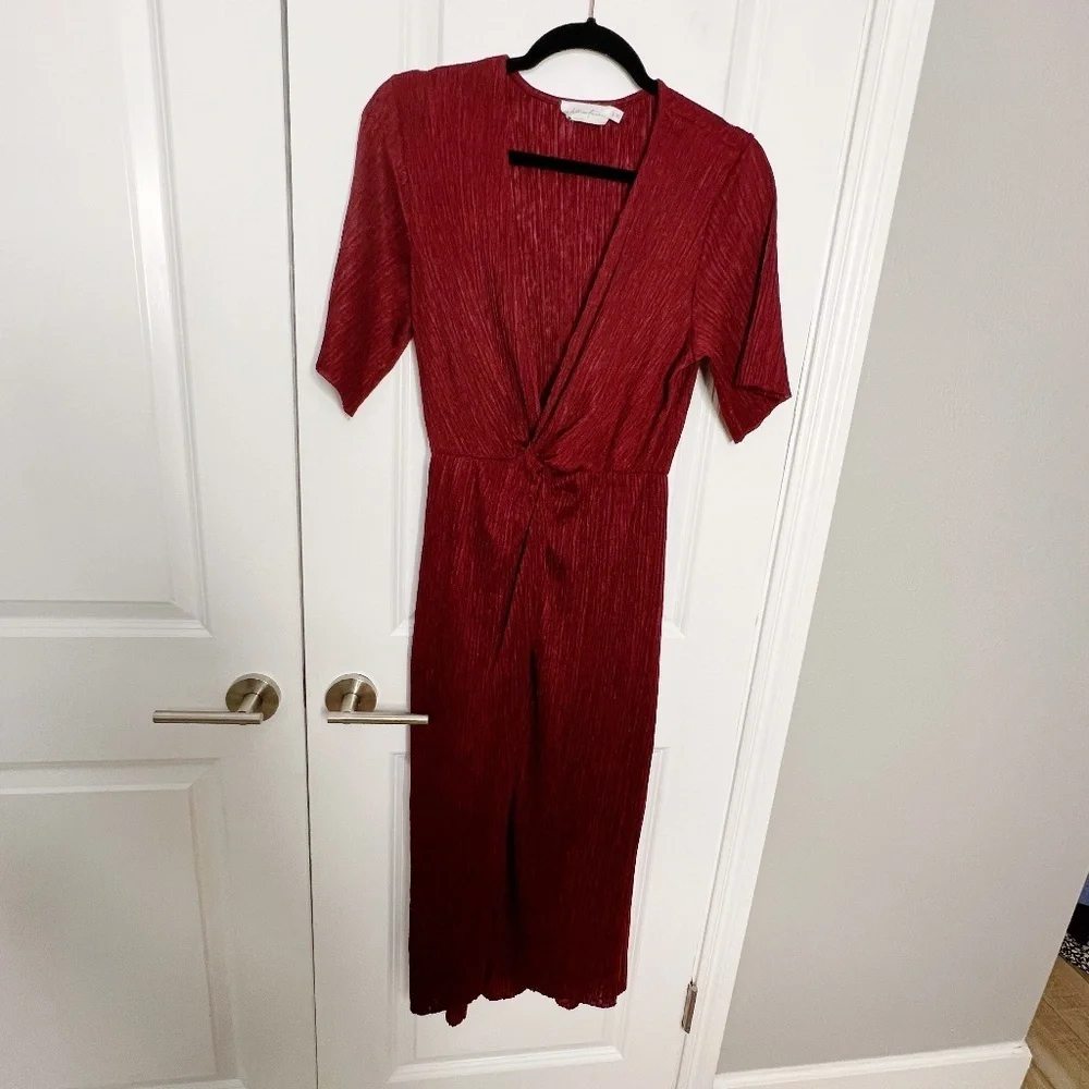ALL IN FAVOR Dolman Plissé Midi Dress Size medium red burgundy deep v - Picture 2 of 6